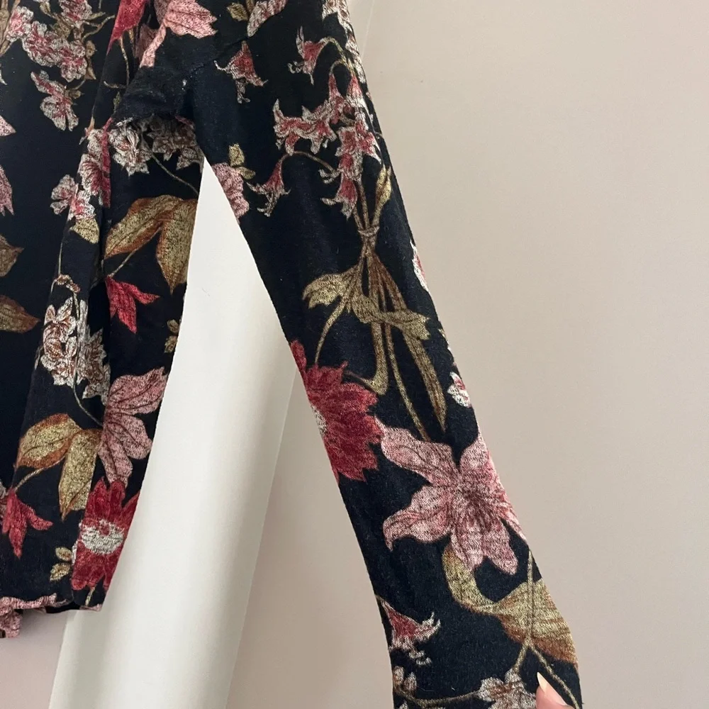 Well Worn Black Floral Women's Blouse - Picture 5 of 8